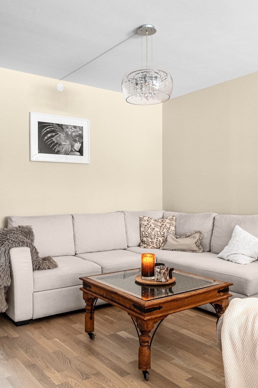 Oppvarming via radiatorer tilknyttet felles sentralvarmeanlegg sikrer en stabil innetemperatur. Galleribilde