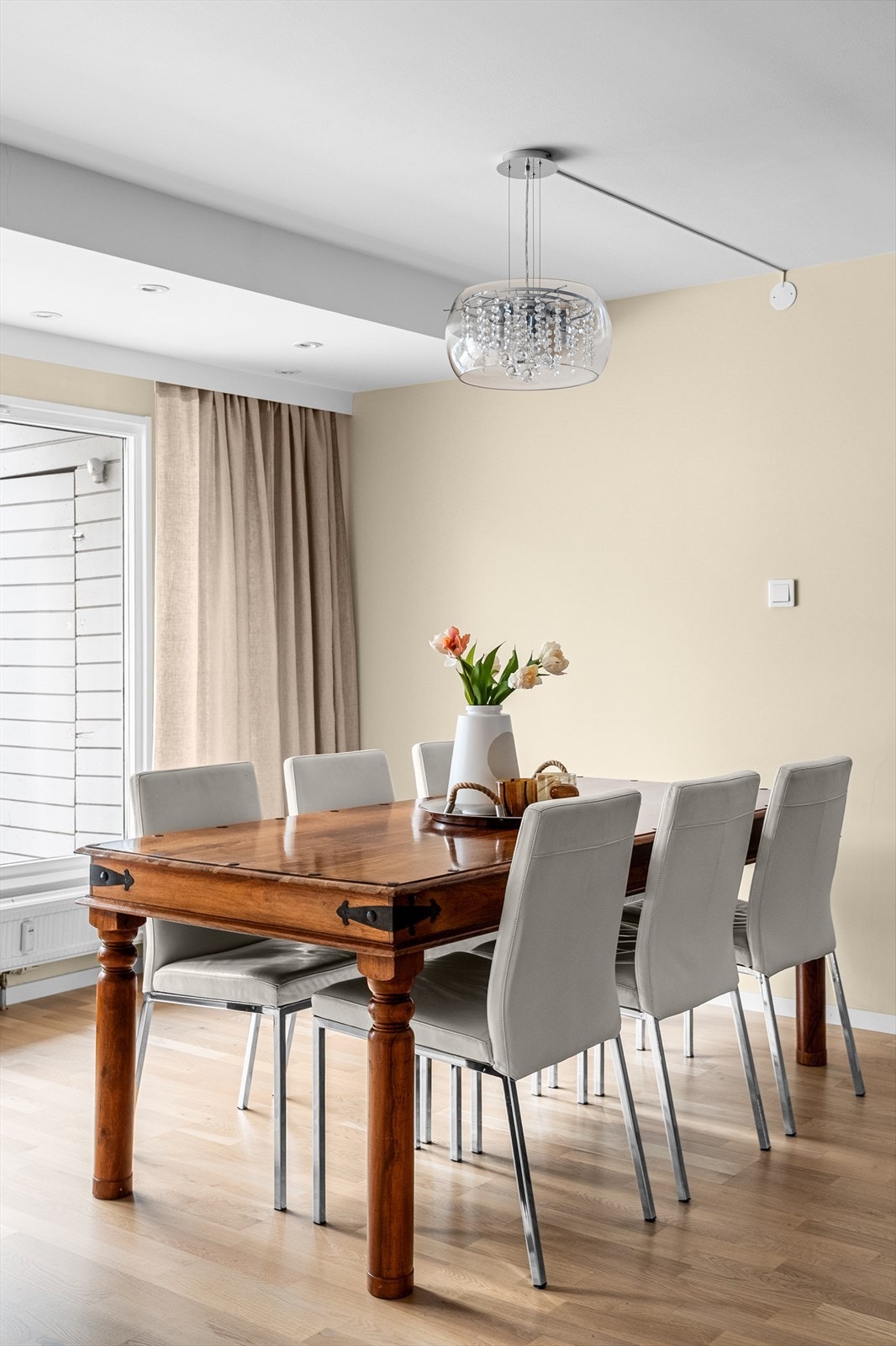 Store vindusflater slipper inn rikelig med dagslys i oppholdsrommene. Galleribilde