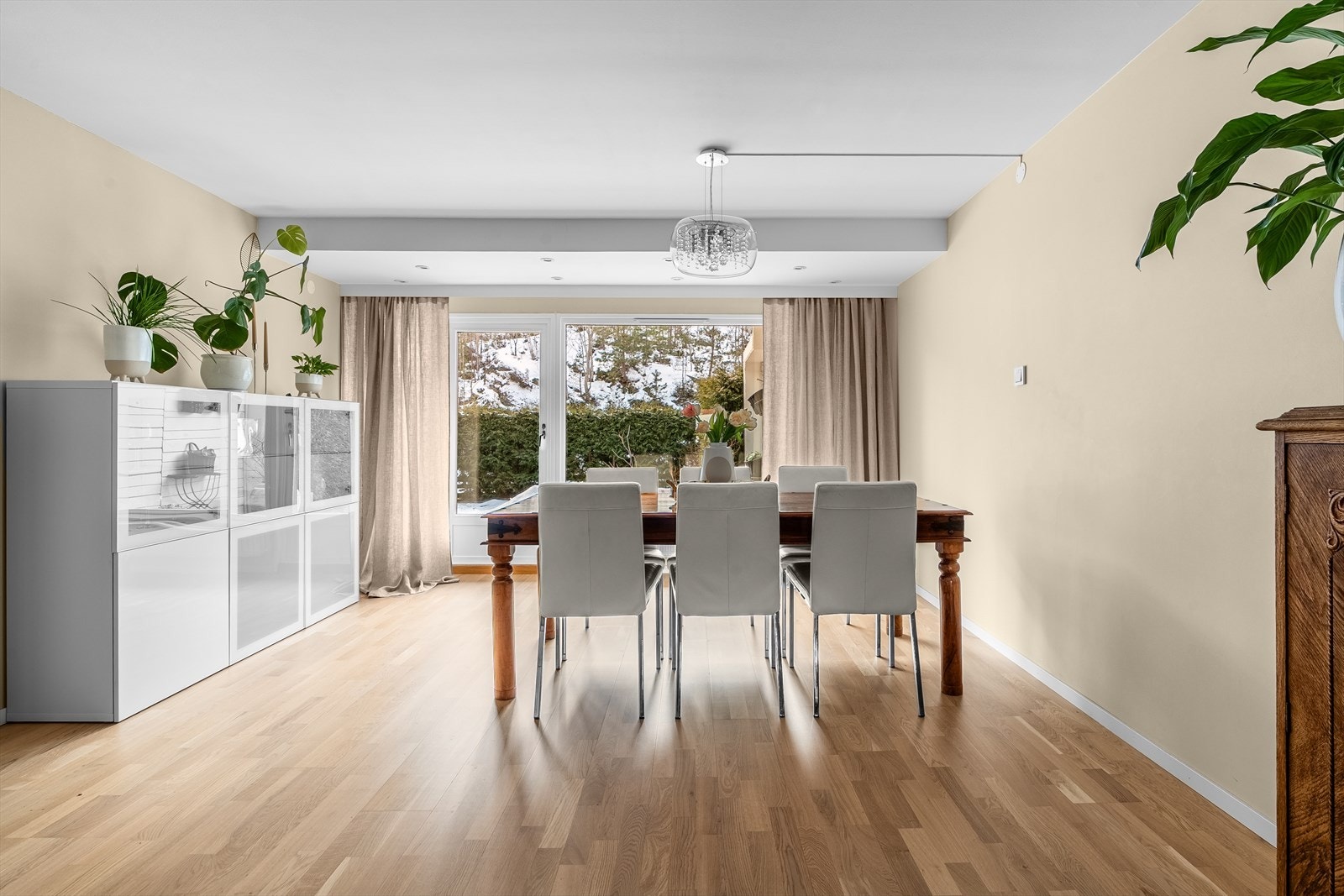 Stuen er romslig og har god plass til både sofagruppe og en stor spisestue. Galleribilde