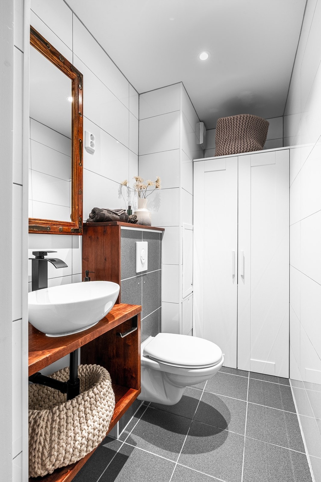 I tillegg til hovedbadet har leiligheten et separat toalettrom med servant og skapplass. Skapet medfølger salget. Galleribilde