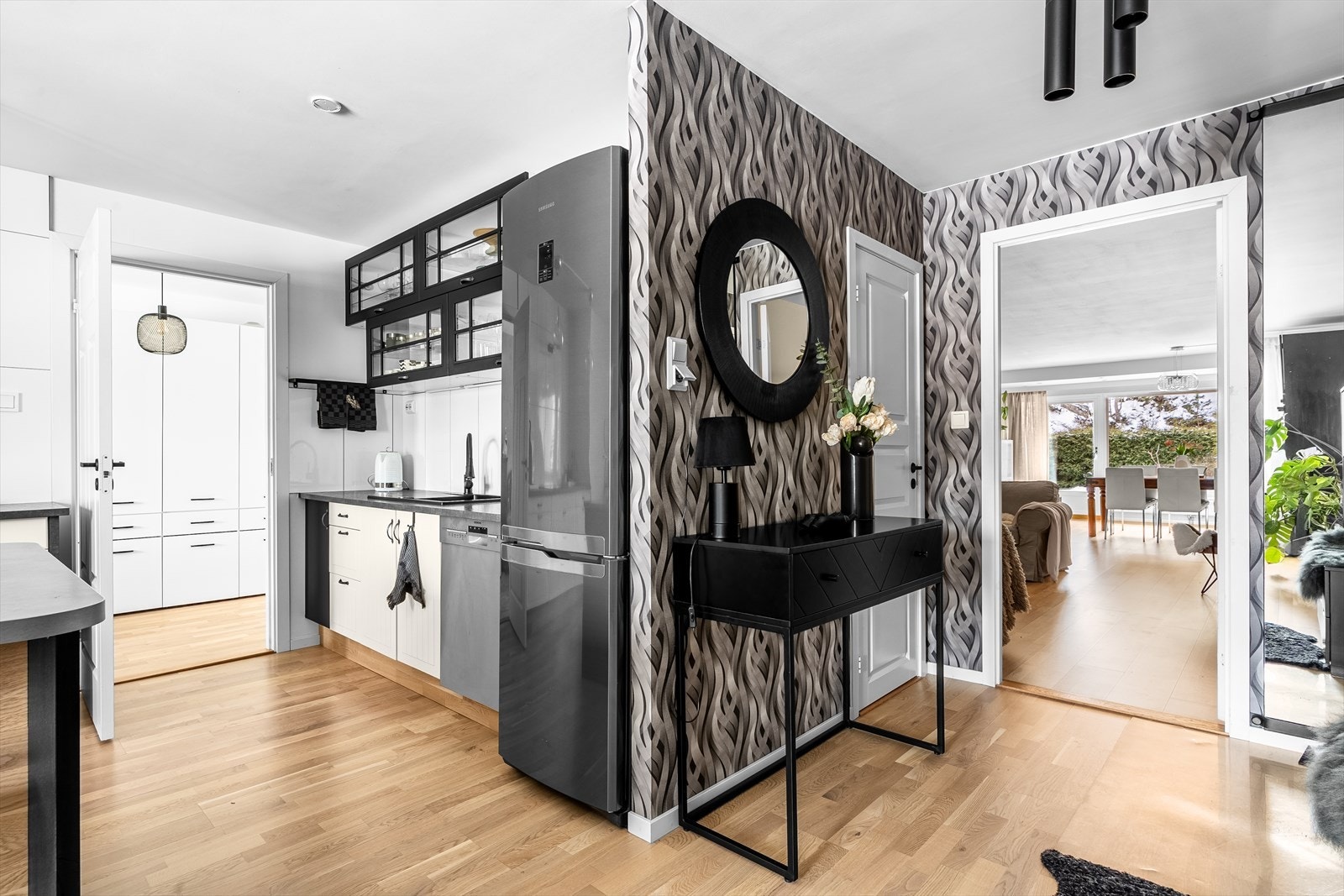 De helhetlige gulvflatene med 3-stavs parkett binder rommene elegant sammen. Galleribilde