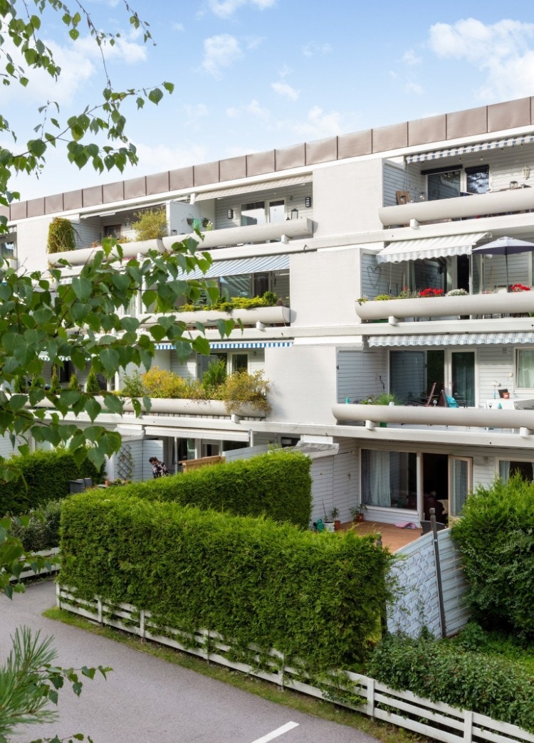 Borettslaget har velholdte og parkmessig opparbeidede fellesområder med beplantning og sittegrupper. Galleribilde