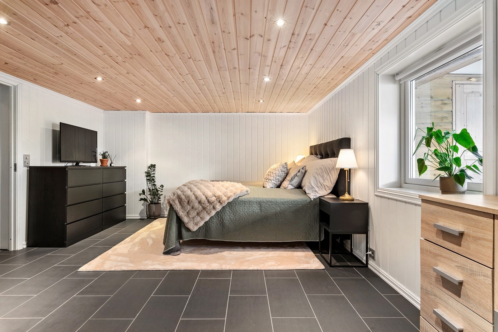 Hovedsoverommet har spotter i himlingen og fliser med varmekabler i gulvet. Galleribilde