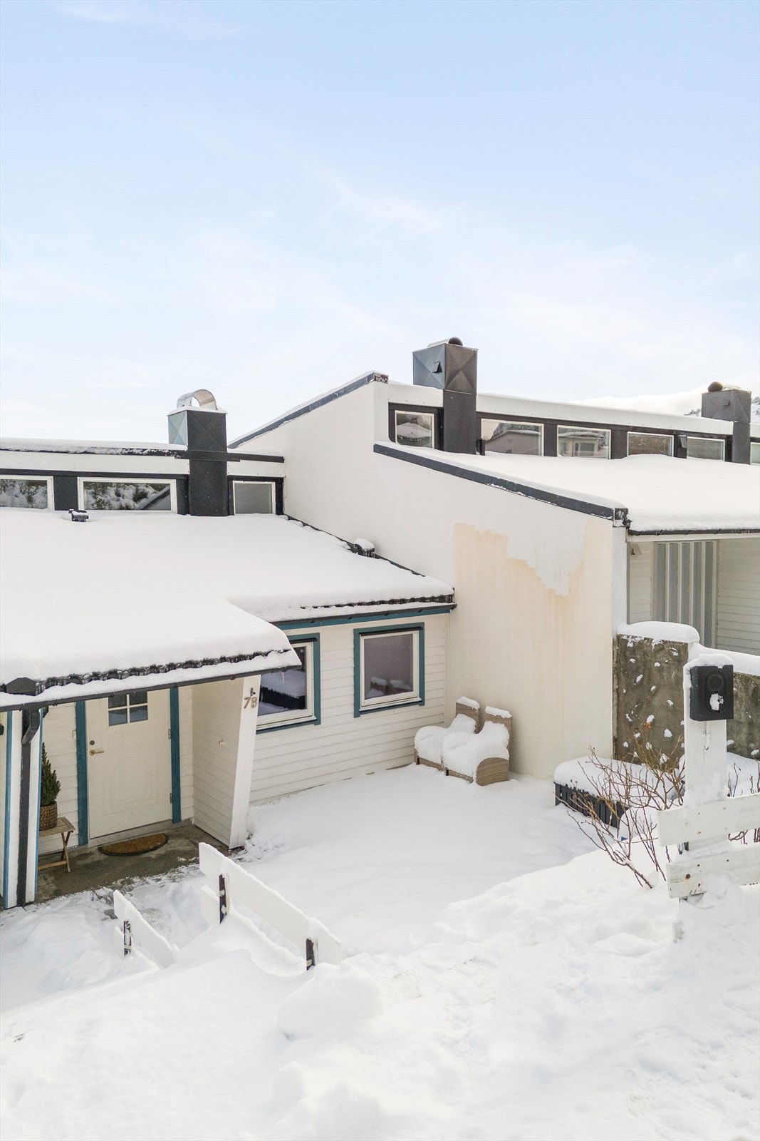 Bilen kan du enkelt parkere like ved eget inngangsparti, hvor det også montert elbil-lader. Galleribilde