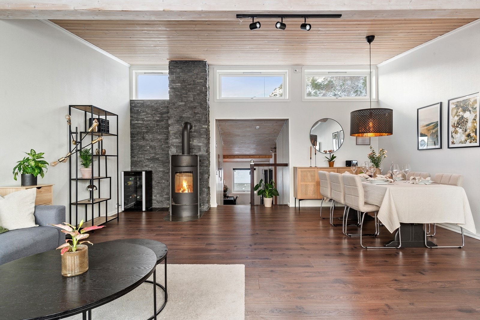 Den åpne løsningen gjør at det passer perfekt å innrede med spisegruppen i overgangen fra stuen til kjøkkenet. Galleribilde