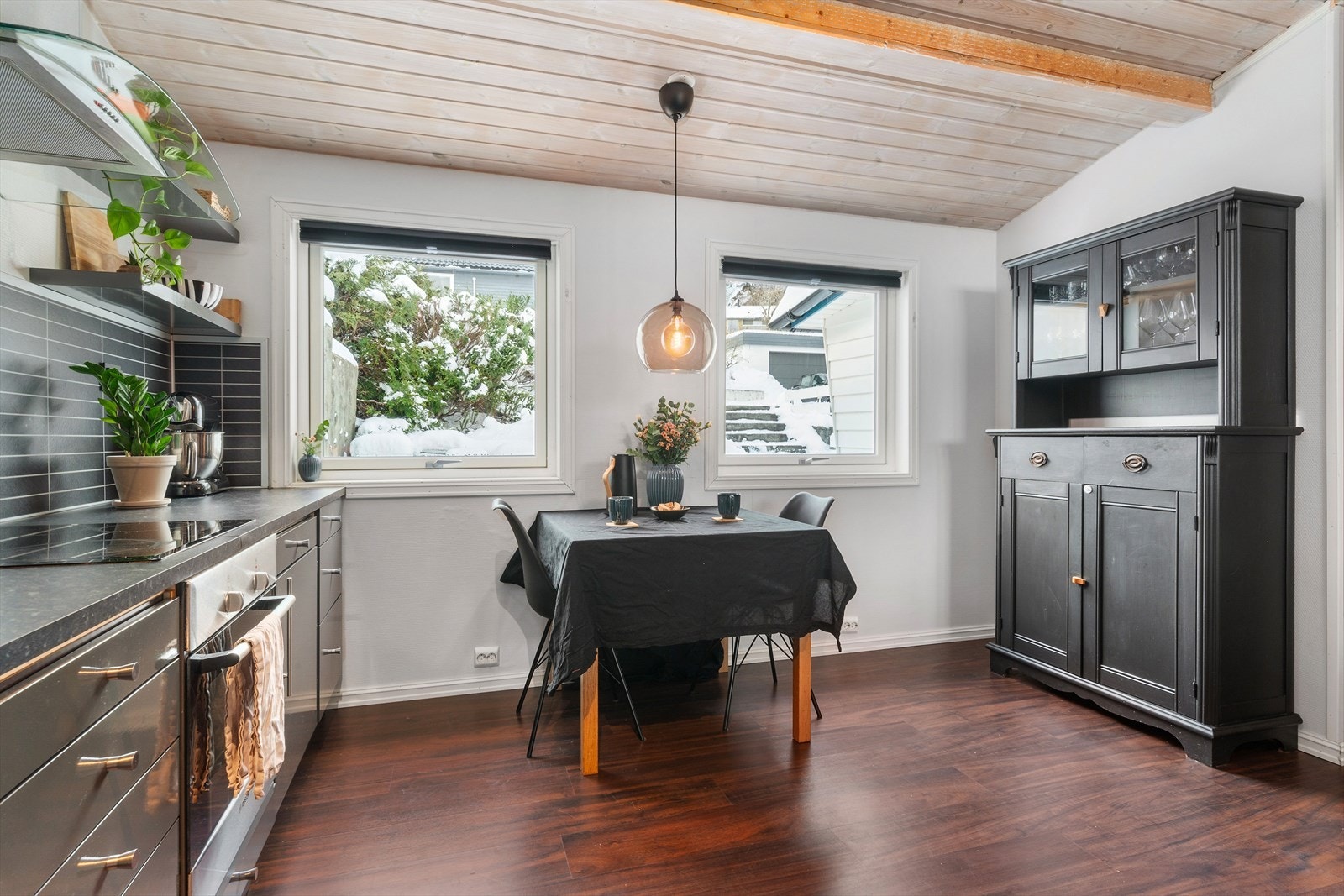 Her er det plass til kjøkkenbord, en perfekt plass å innta dagens første måltid. Galleribilde