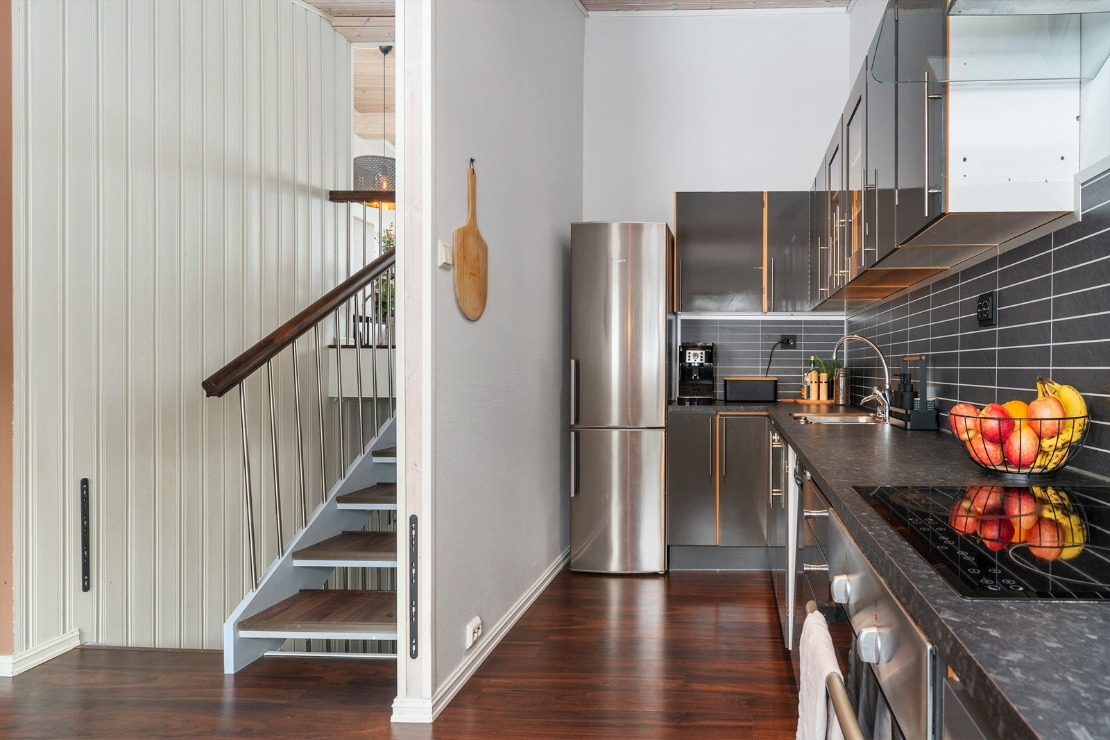 Vi tar turen videre opp til stuen. Stuen er malt i lyse farger og har gjennomgående lysinnslipp fra begge sider. Galleribilde