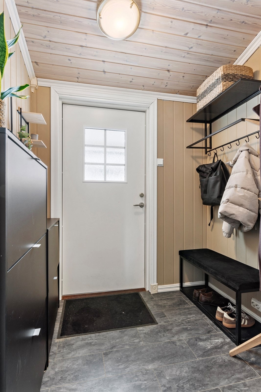 I entréen er det god plass til oppbevaring av yttertøy og sko. Galleribilde