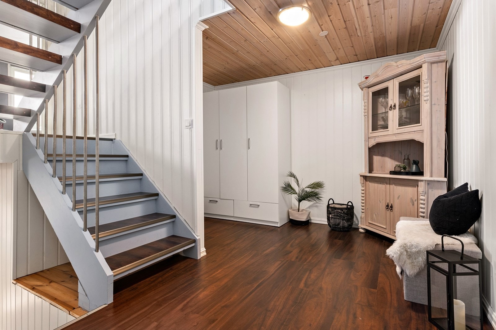 Denne gangen ligger i samme etasje som baderommet, og kan enkelt gjøres om til en TV-stue. Galleribilde