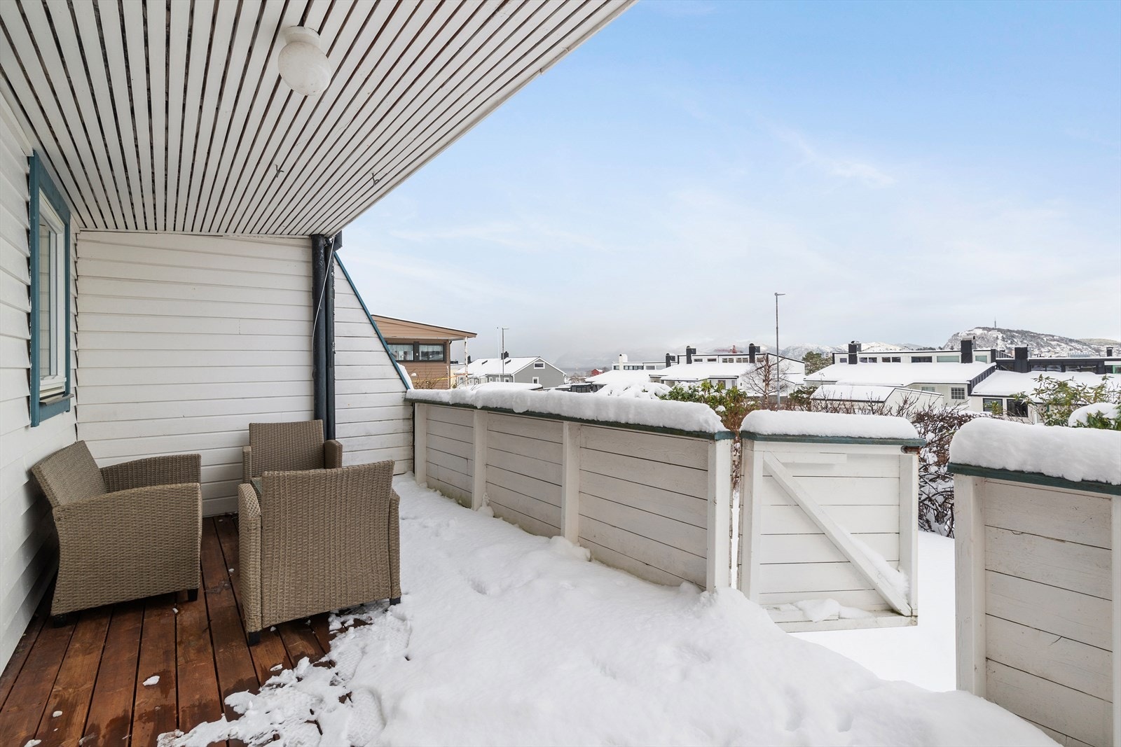 Verandaen er på 16 kvm og vender mot øst. Her er det lunt og fint - Galleribilde