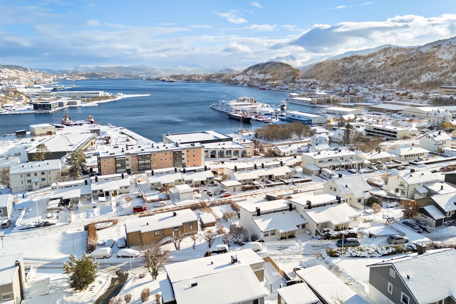 Her ser vi boligen nede til høyre med Borgundfjorden i forgrunnen. Galleribilde