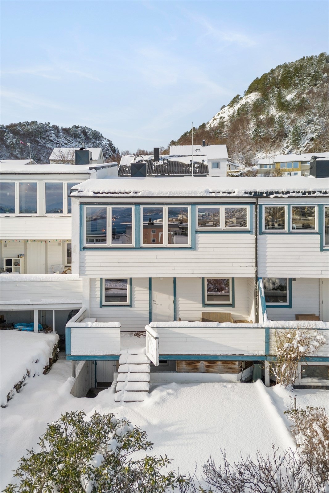 På verandaen er det god plass til sittegruppe og grillen, mens det i hagen er plass til trampoline eller fotballmål for de minste. Galleribilde