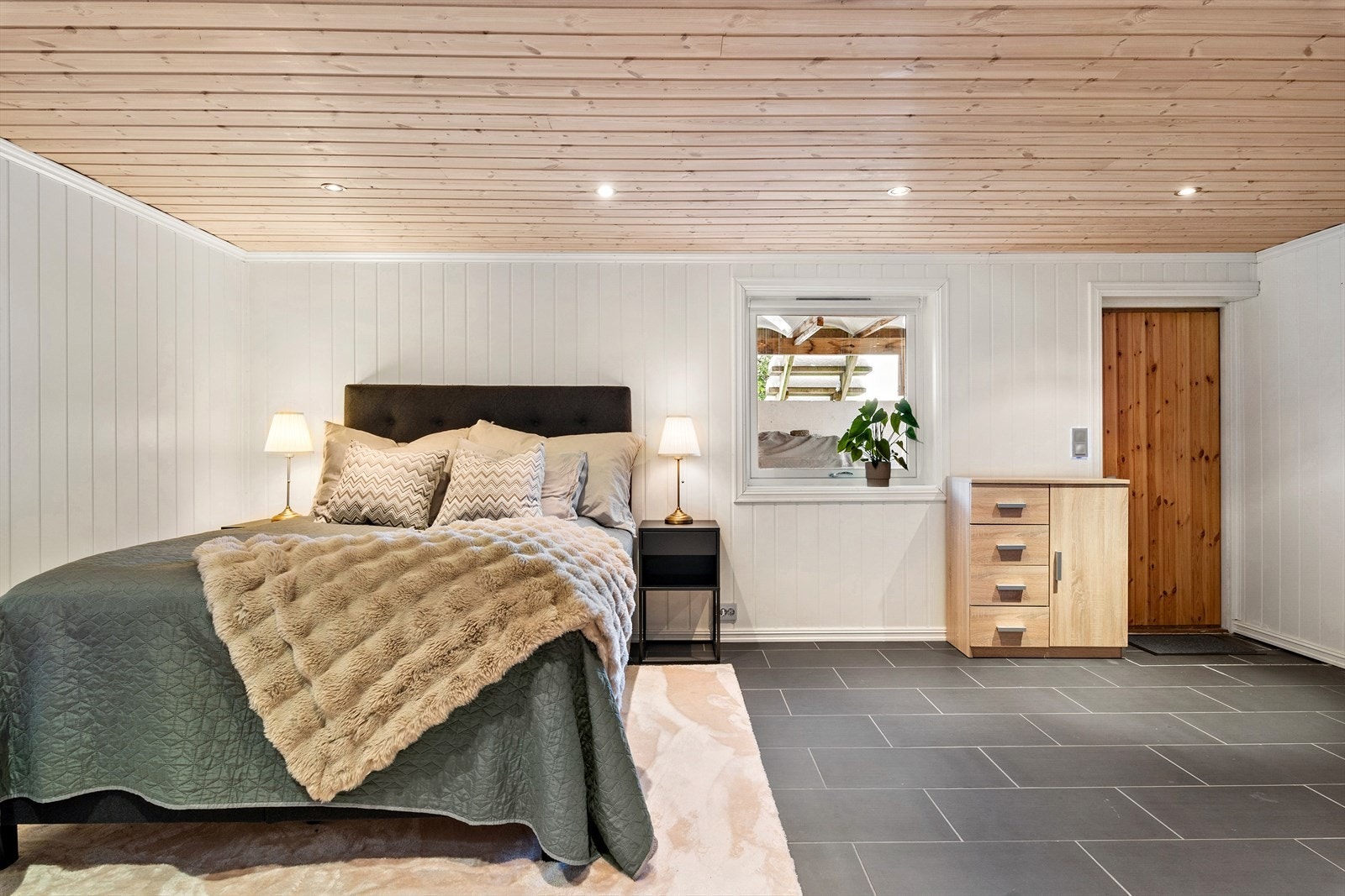 Hovedsoverommet finner vi i underetasjen av boligen. Galleribilde