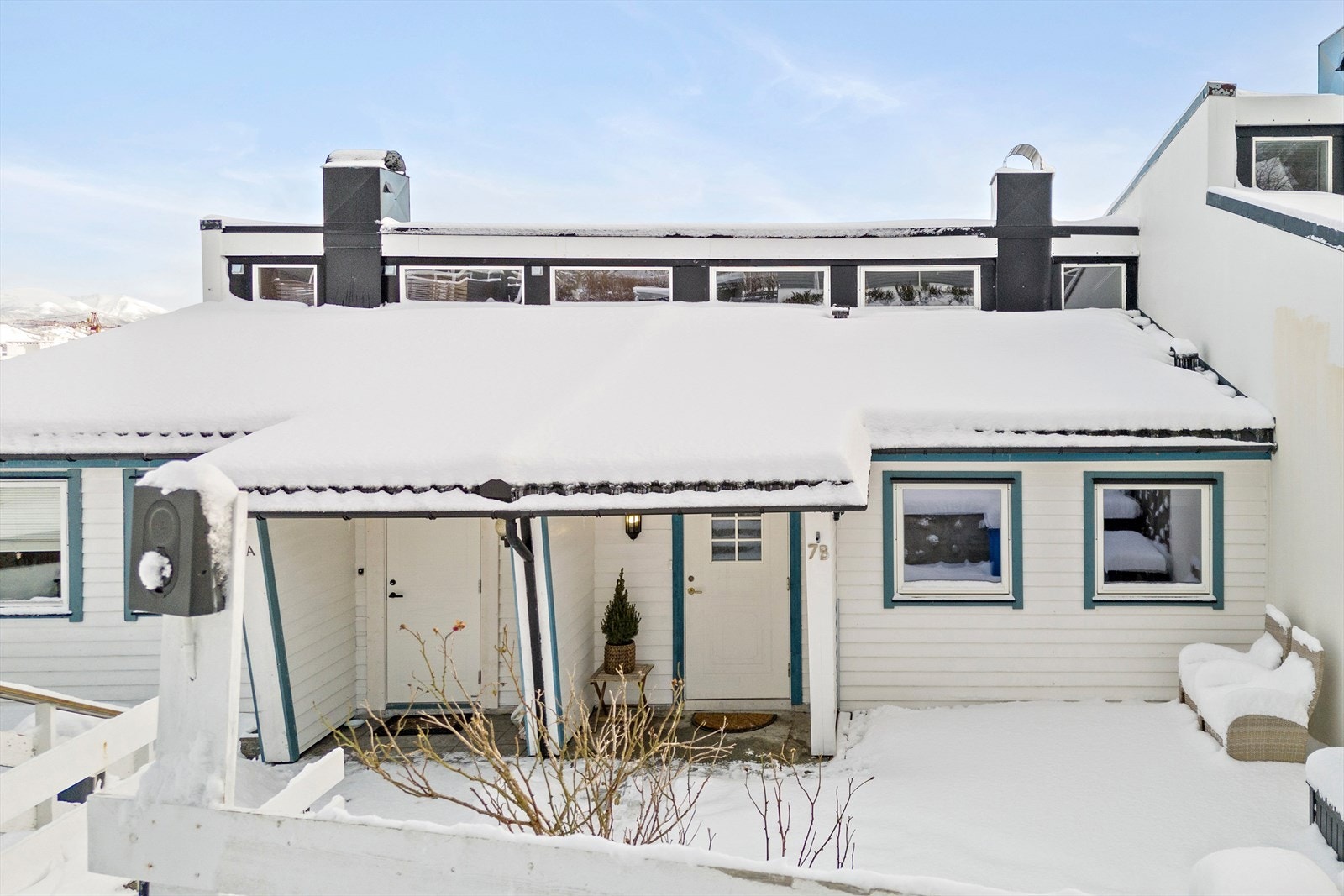 Innbydende, overbygd inngangsparti - velkommen inn! Galleribilde