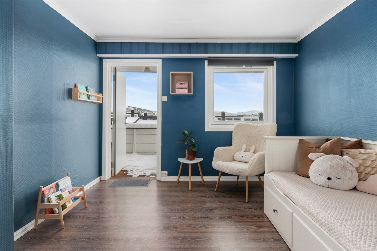 Fra soverom nummer to er det tilkomst til verandaen mot øst. Galleribilde