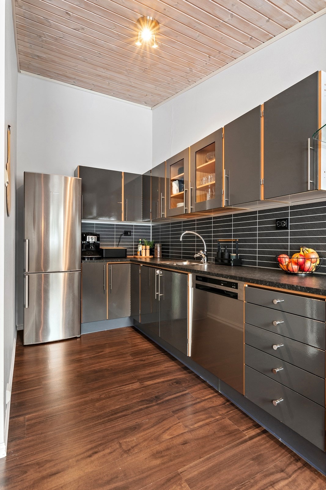 Kjøkkeninnredningen har malte fronter og laminert benkeplate. Galleribilde