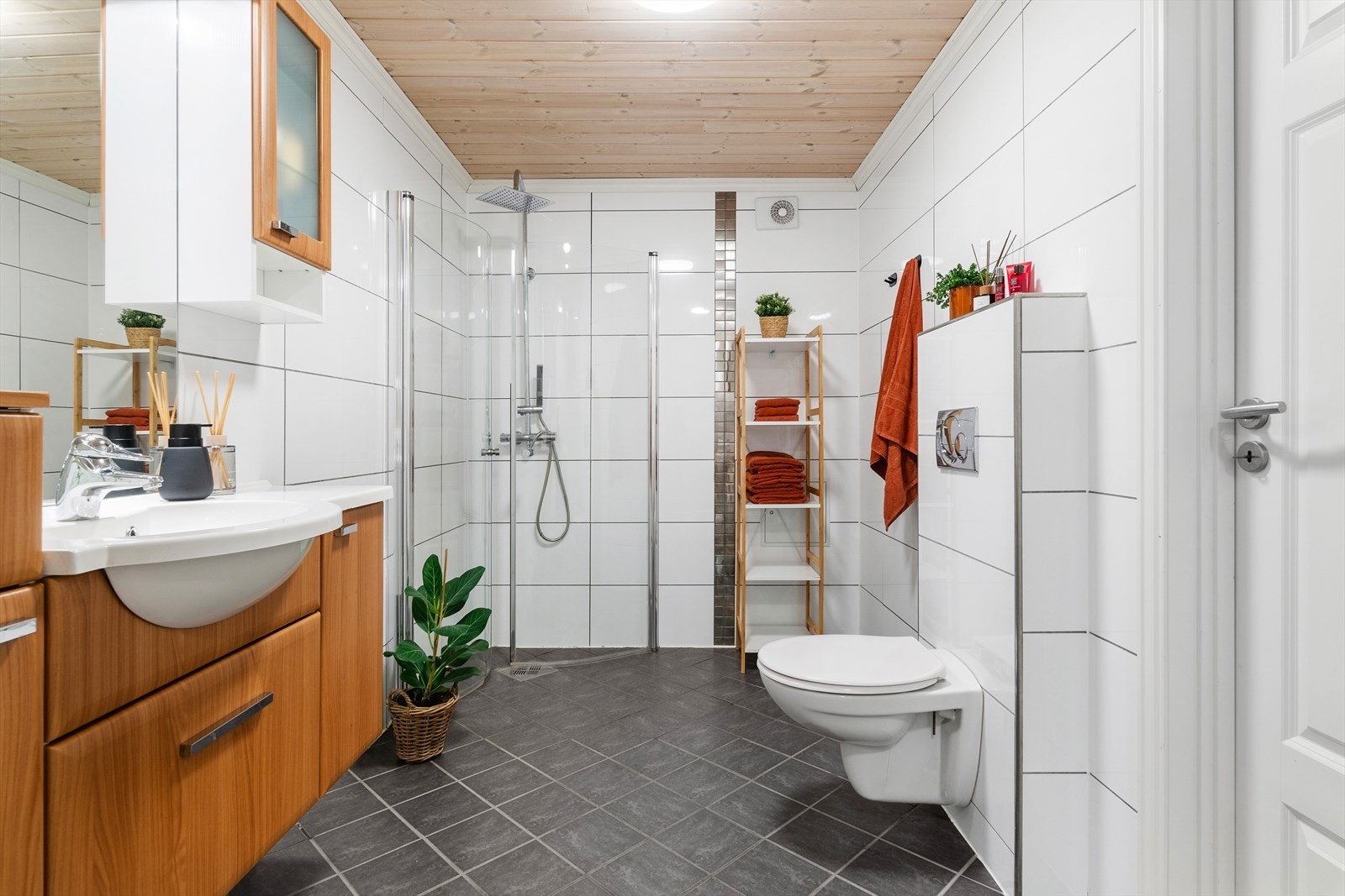 Ned en halvetasje finner vi badet. Rommet er helfliset med varmekabler i gulvet. Galleribilde