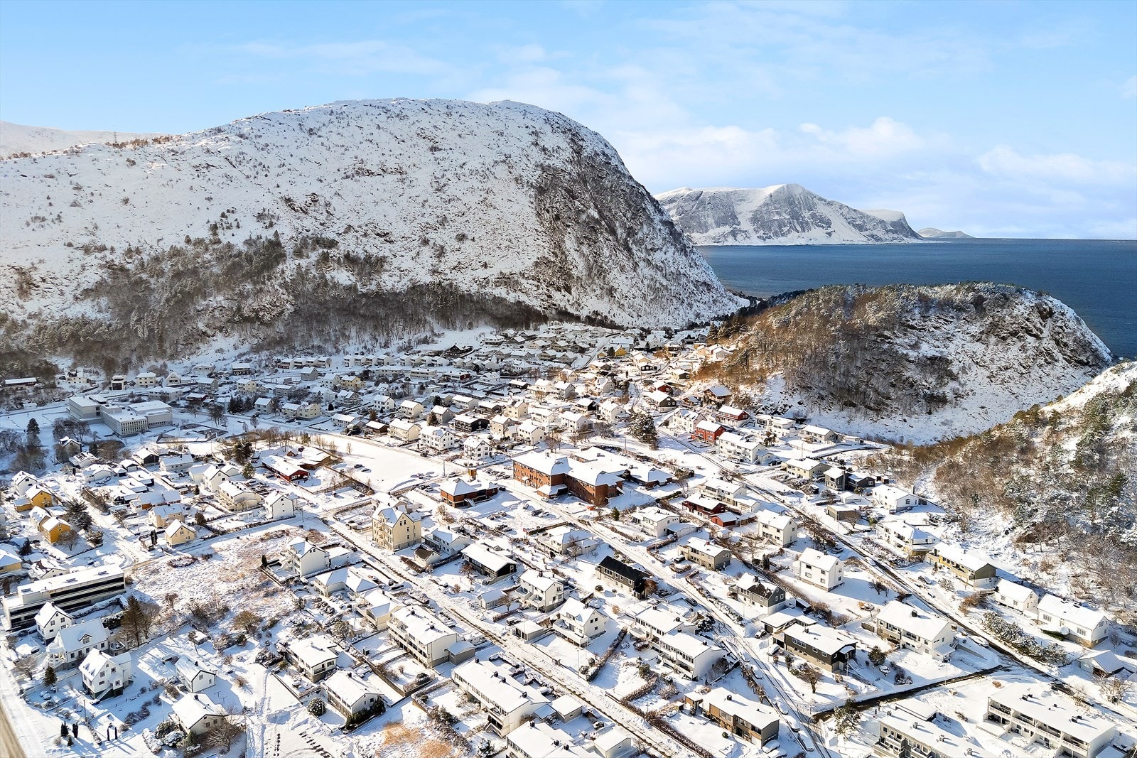 Fra eiendommen er det kort vei til turområdene på Sukkertoppen, Tueneset og Pila. Galleribilde