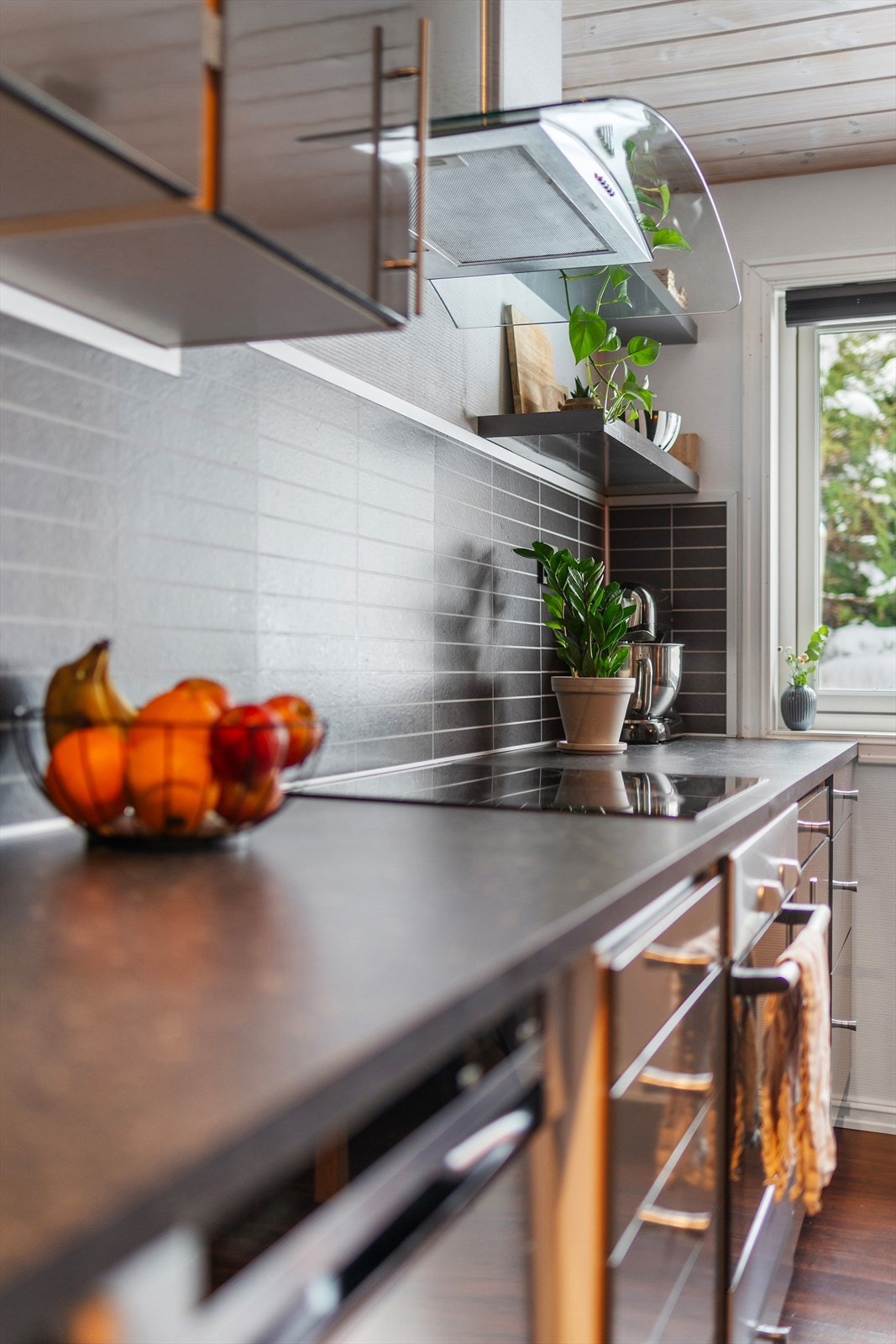 Kjøkkenet har nedfelt koketopp, integrert stekeovn og avtrekksvifte over. Galleribilde