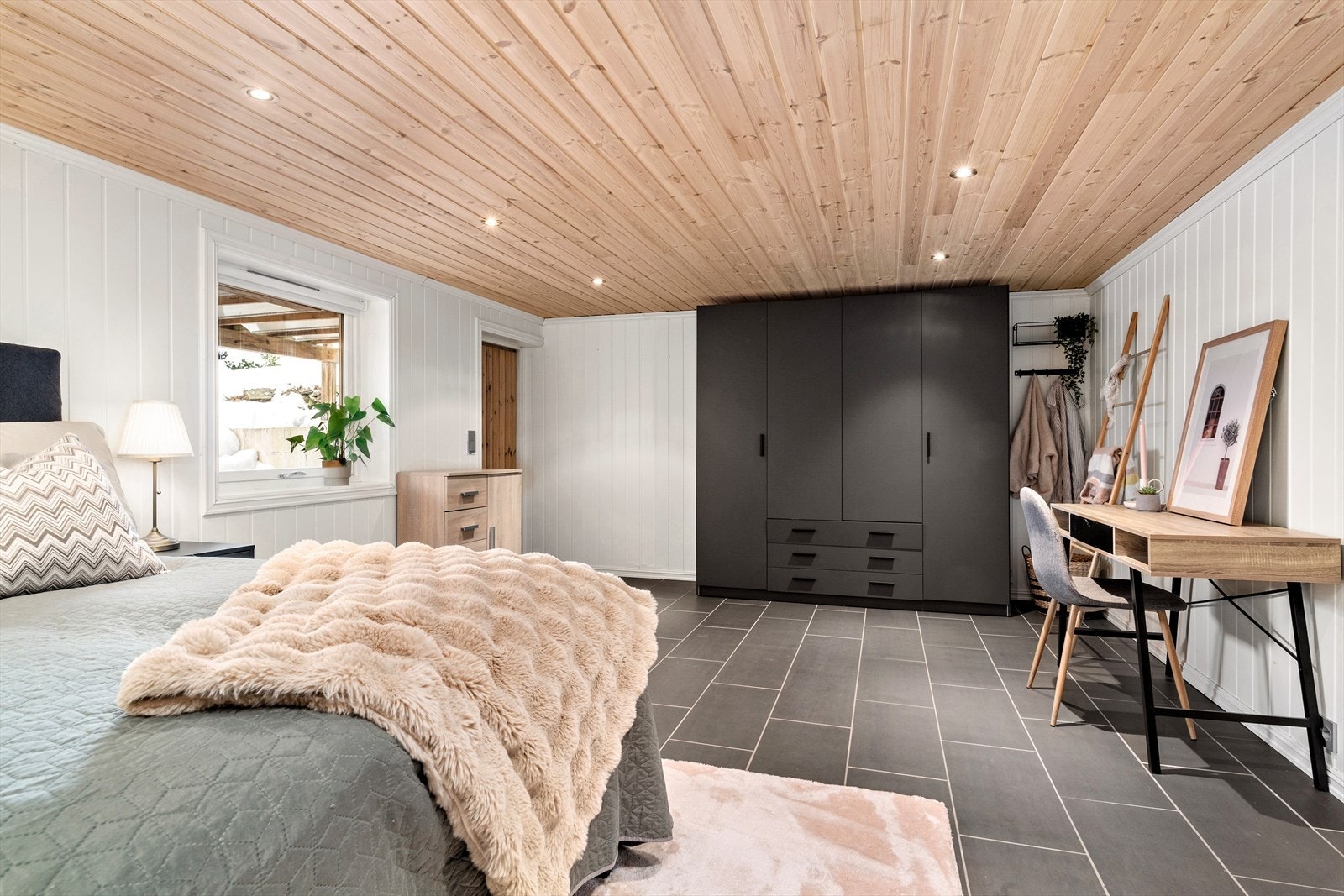 Her er det svært god plass til dobbeltseng, nattbord på hver side, garderobeskap og en skrivepult. Galleribilde