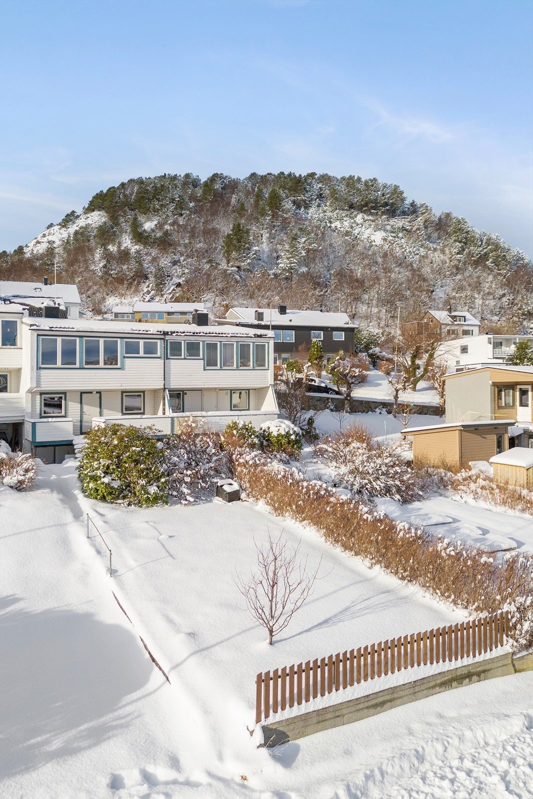 Eiendommen har veranda og stor hage mot øst. Galleribilde