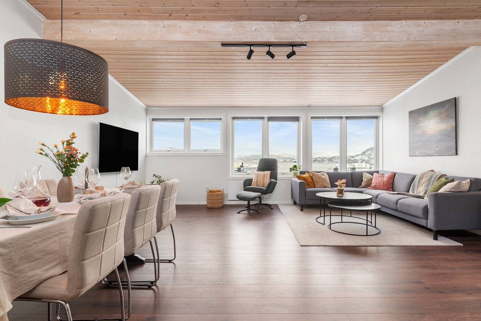 Stuen er smakfullt innredet og har en upåklagelig utsikt. Galleribilde