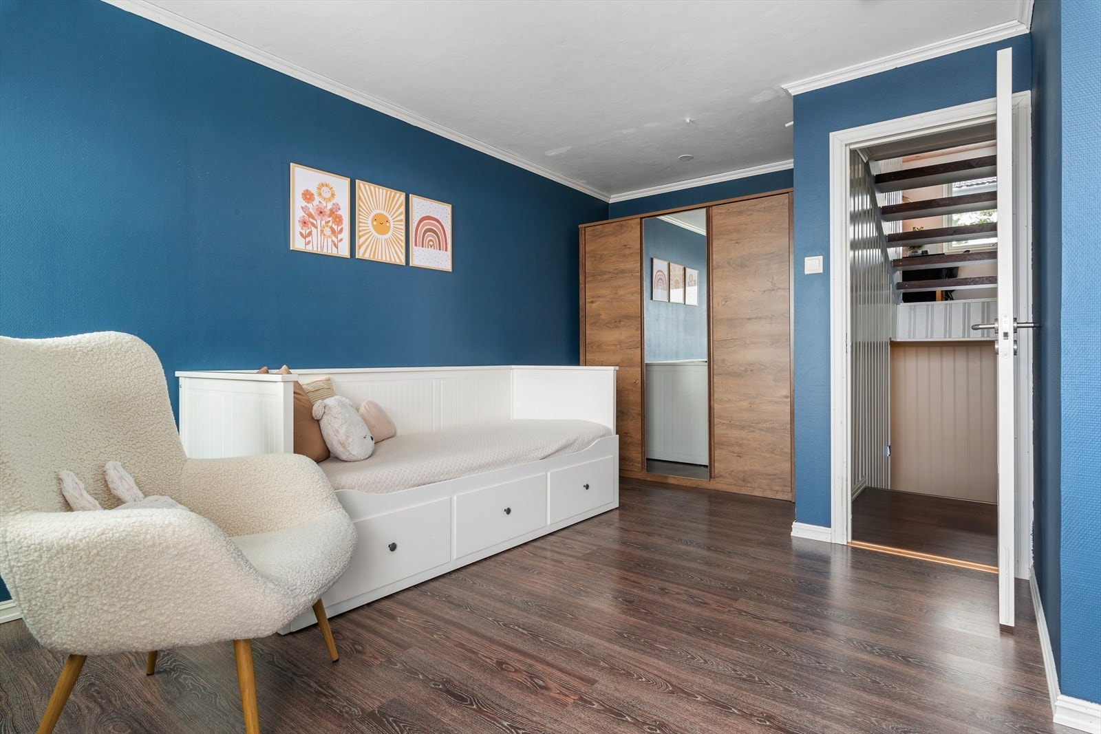 Inne på soverommet igjen, ser vi at det er god plass til både seng og garderobeskap. Galleribilde