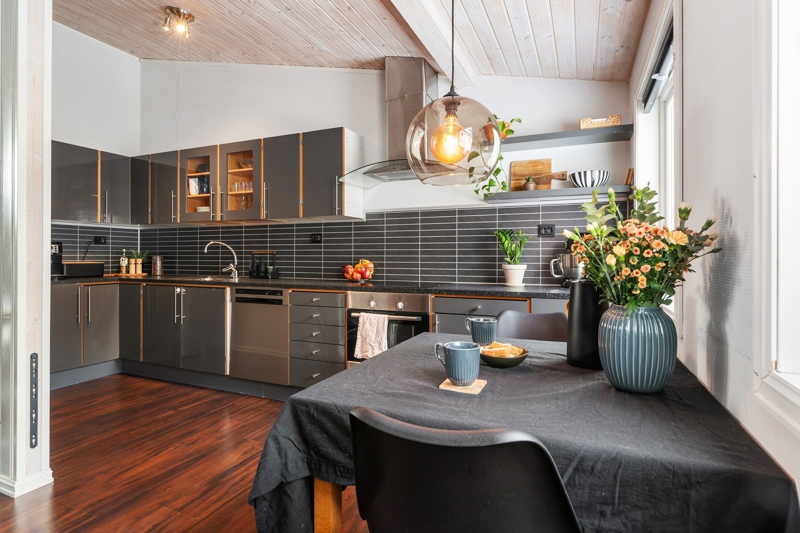 Videre kommer vi inn i dette flotte og romslige kjøkkenet. Galleribilde