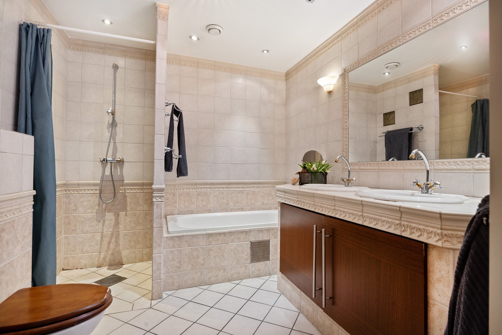 Bad tilknyttet hovedsoverom. Flislagt med både badekar og dusjhjørne. Galleribilde