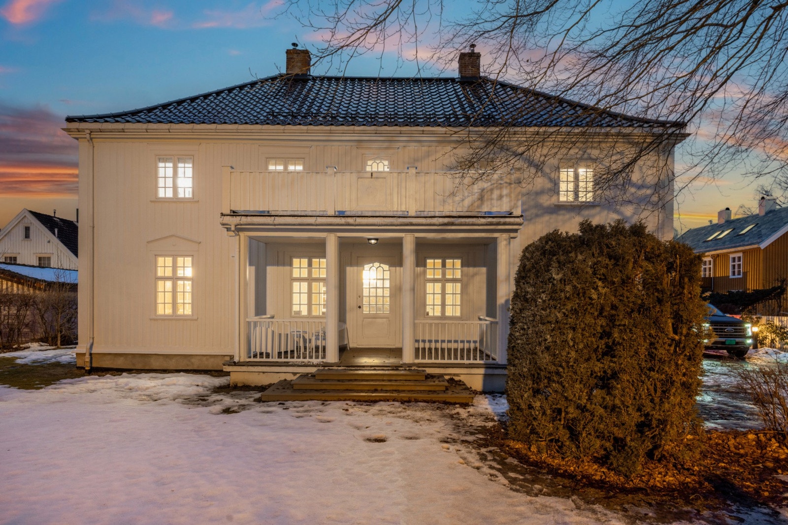 Pen hage med store grøntareal og prydbusker. Galleribilde