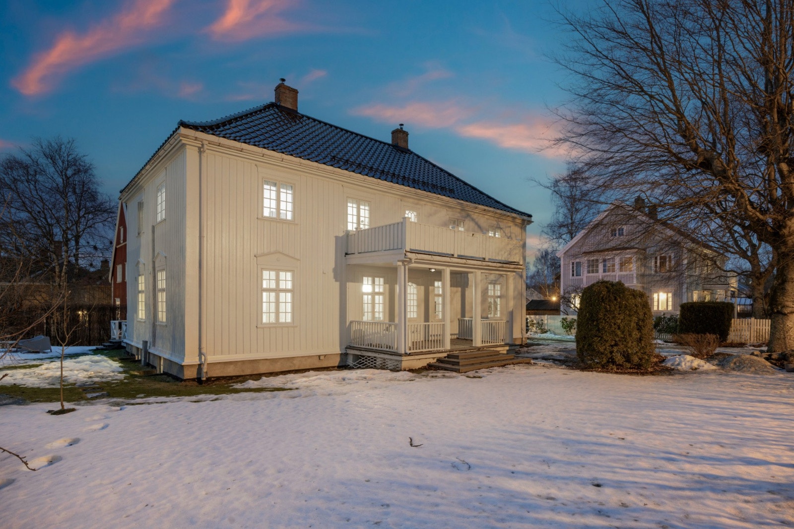 Eiendommen har et Majestetisk preg, med klassisk arkitektur og flotte uteområder. Galleribilde