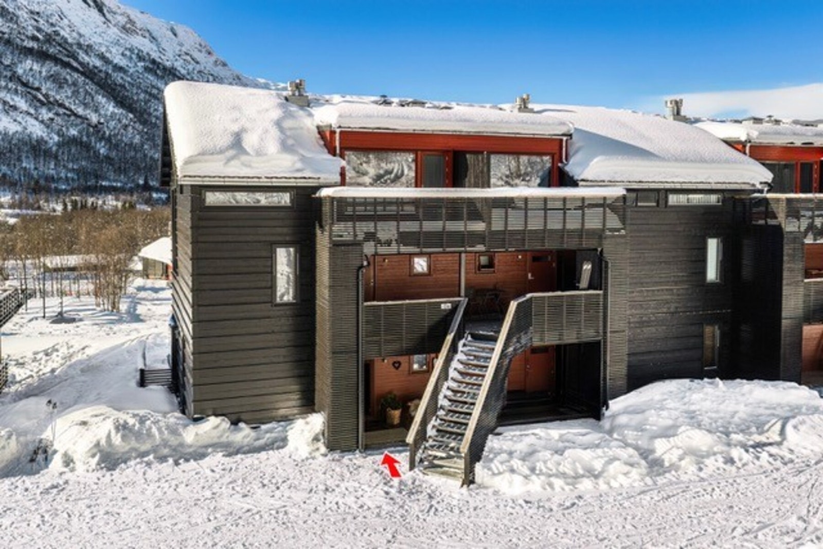 Selger har benyttet parkering mot bygget (til venstre for pil). Galleribilde