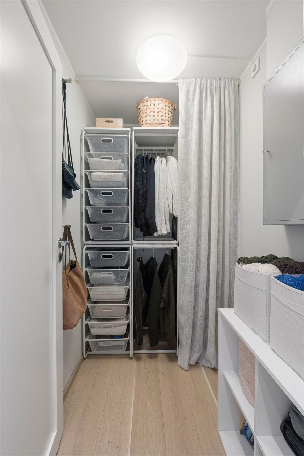 Praktisk innvendig bod med garderobe- og lagringsplass. Galleribilde