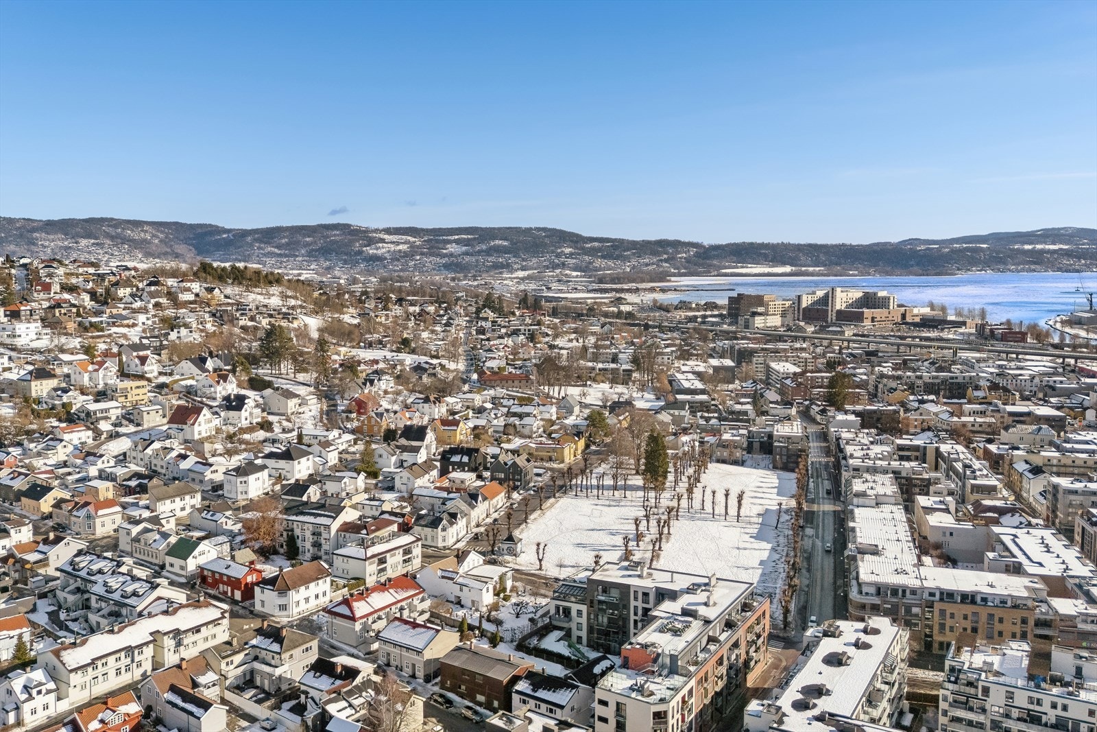 Her har du gangavstand til alt du trenger i hverdagen - dagligvarebutikk rett i nærheten, samt kort vei til kjøpesentre, servicetilbud og byens rike utvalg av kultur og underholdning. Galleribilde