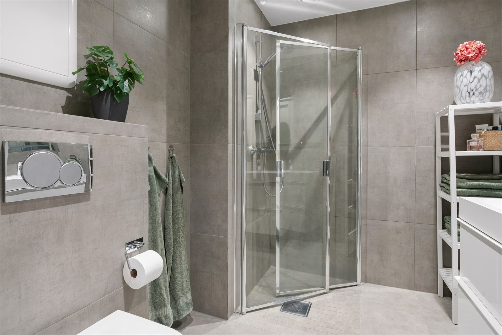 Delikat og lekkert flislagt bad med dusjhjørne. Det er behagelige varmekabler i gulv. Galleribilde