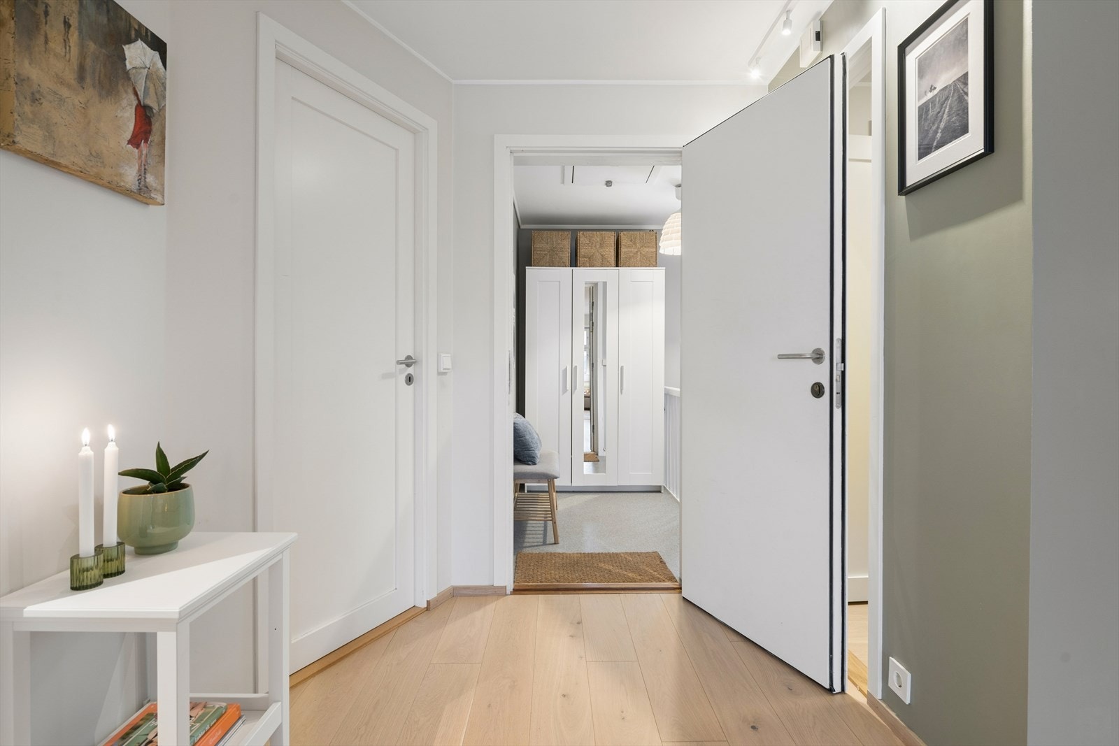 Velkommen inn! Yttergang med plass for gode garderobeløsninger. Galleribilde