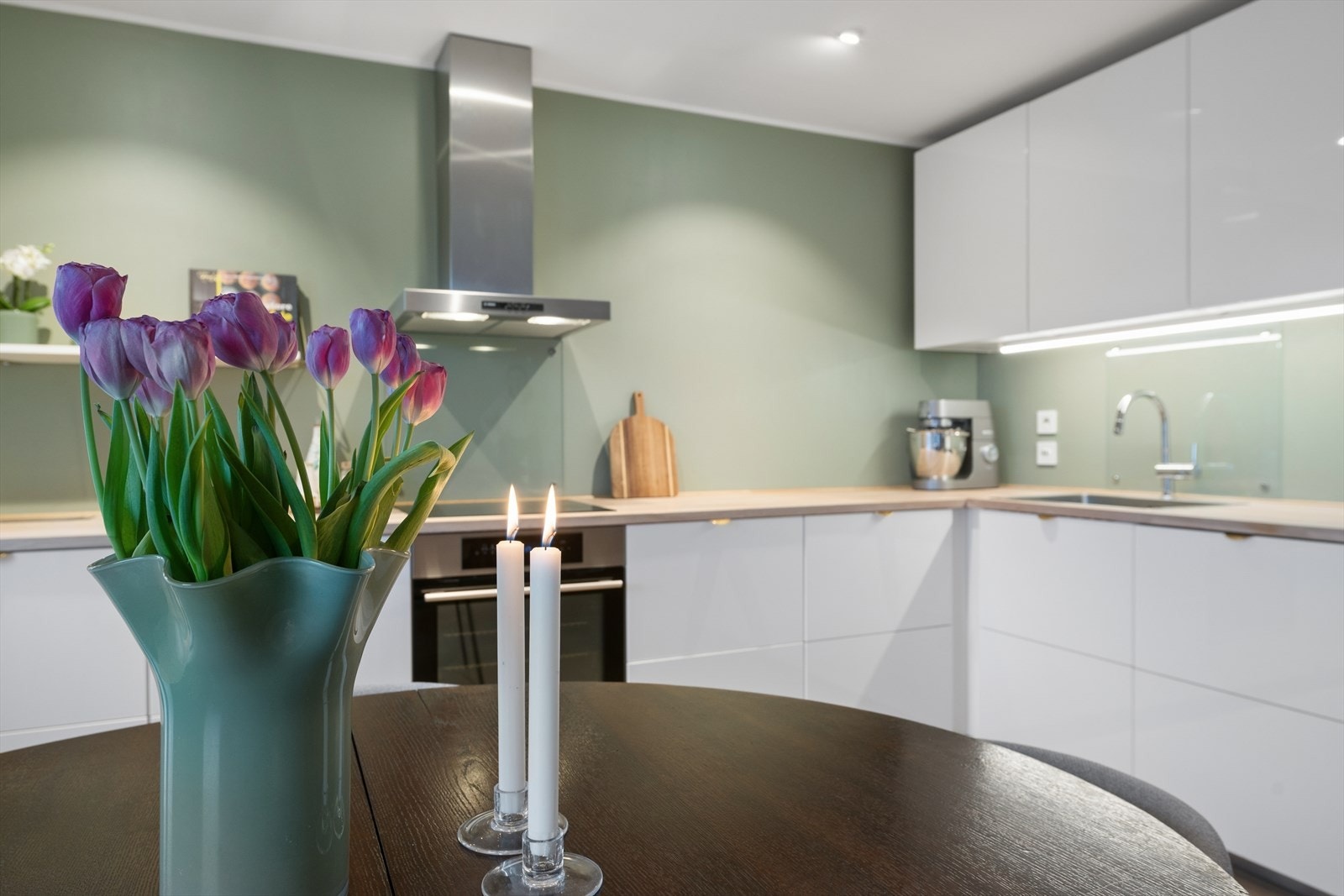 Kjøkkenet er fra 2015 og fremstår som stilrent og moderne. Benkeplate i solid heltre utførelse. Galleribilde