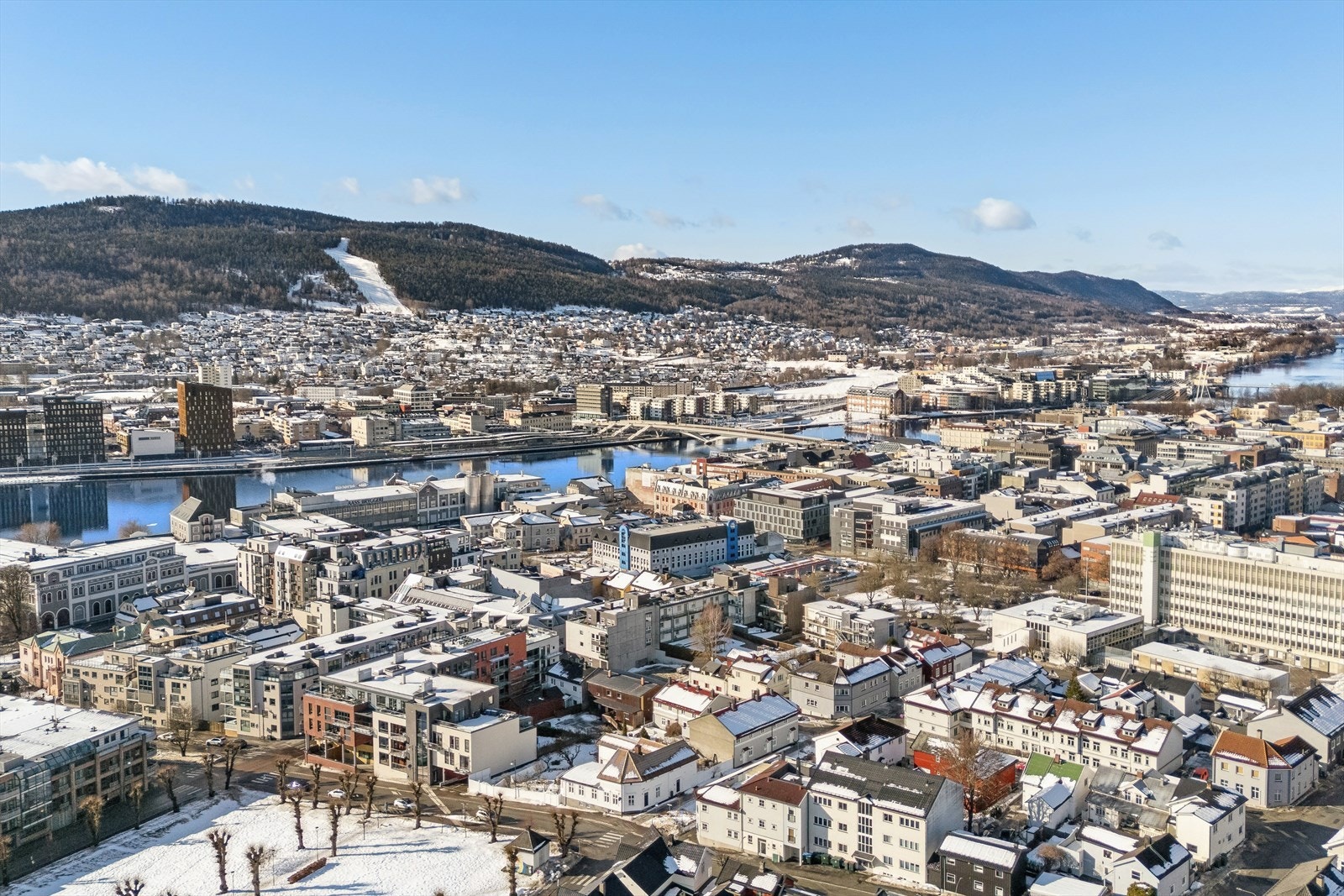 Bykjernen og Bragernes Torg ligger kun få minutters spasertur unna, med hyggelige kaféer, butikker og et levende bymiljø. Galleribilde