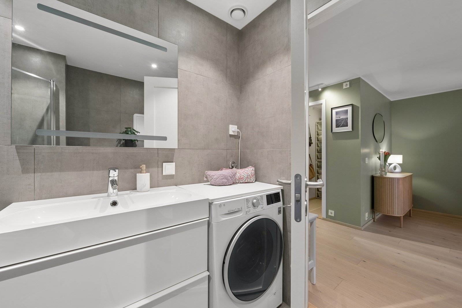 Stilren og moderne baderomsinnredning med gode oppbevaringsmuligheter. Galleribilde