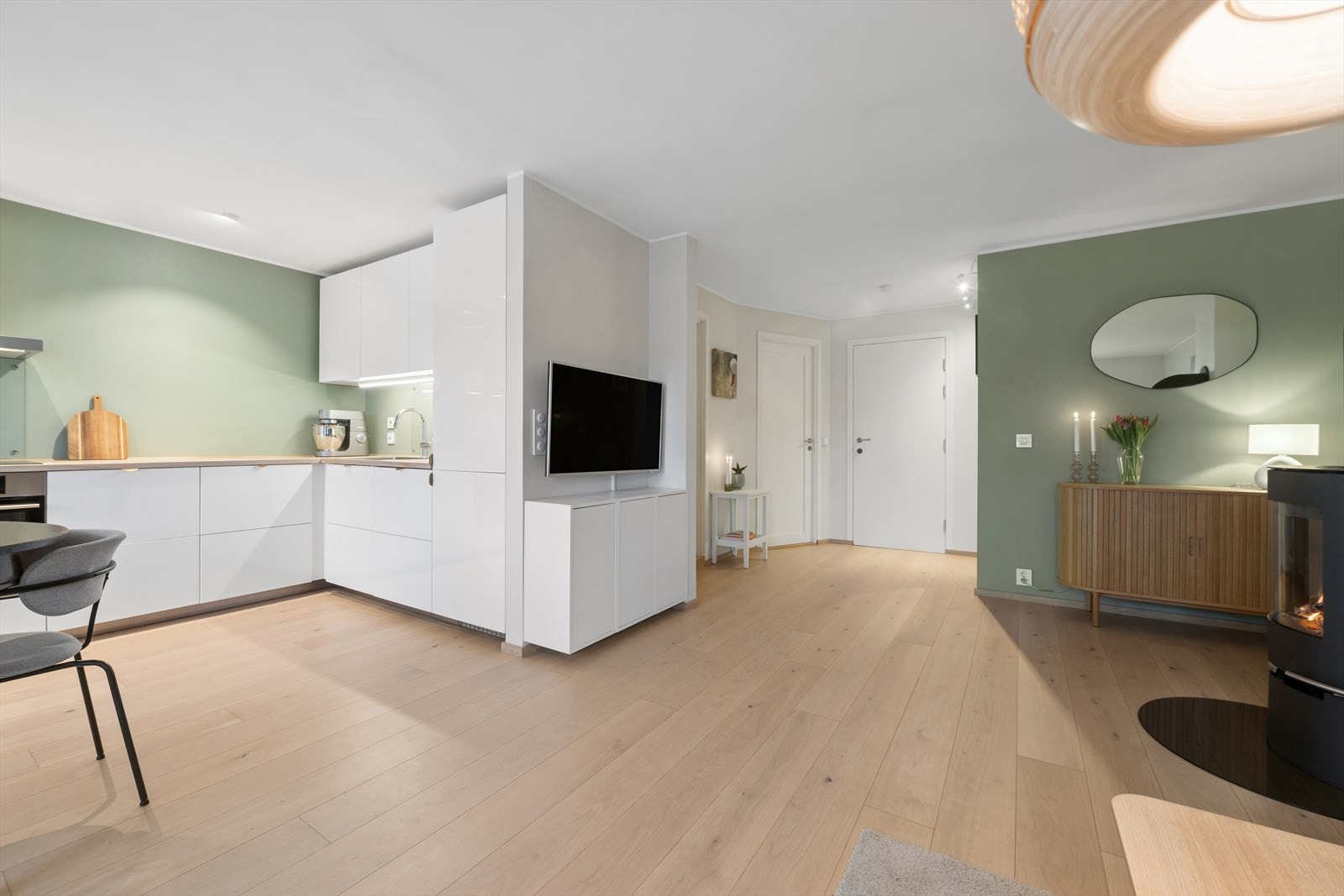 Stue/kjøkken er i en åpen og luftig løsning. Galleribilde