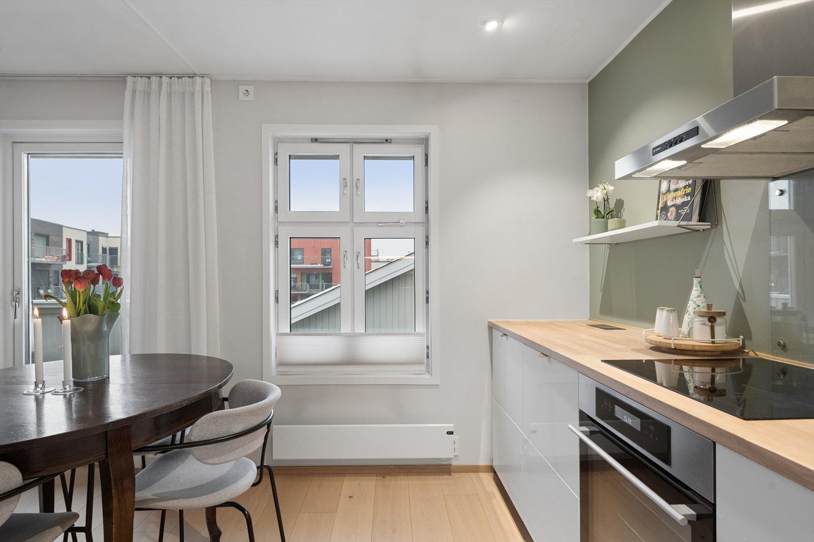 Kjøkkenet har integrerte hvitevarer som stekeovn, platetopp, oppvaskmaskin og kjøl/frys. Galleribilde