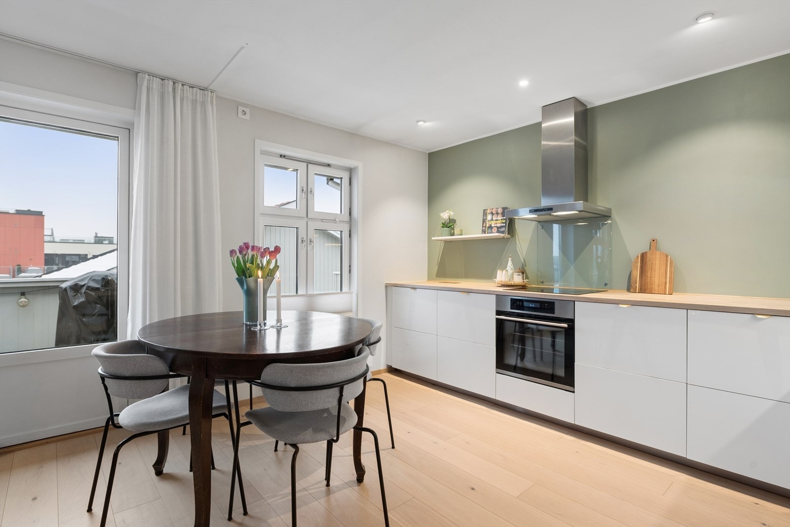 Her har en alt en måtte trenge av skap-, skuff- og benkeplass. Galleribilde