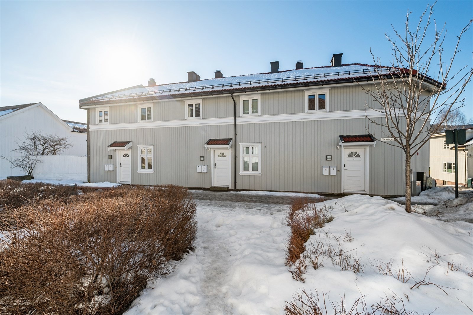 Et hyggelig inngangsparti ønsker deg velkommen hjem. Galleribilde