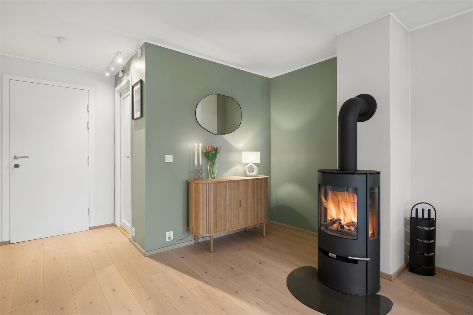 Peisovnen er selve hjertet i rommet, og bidrar til å varme opp både rom og stemning. Galleribilde