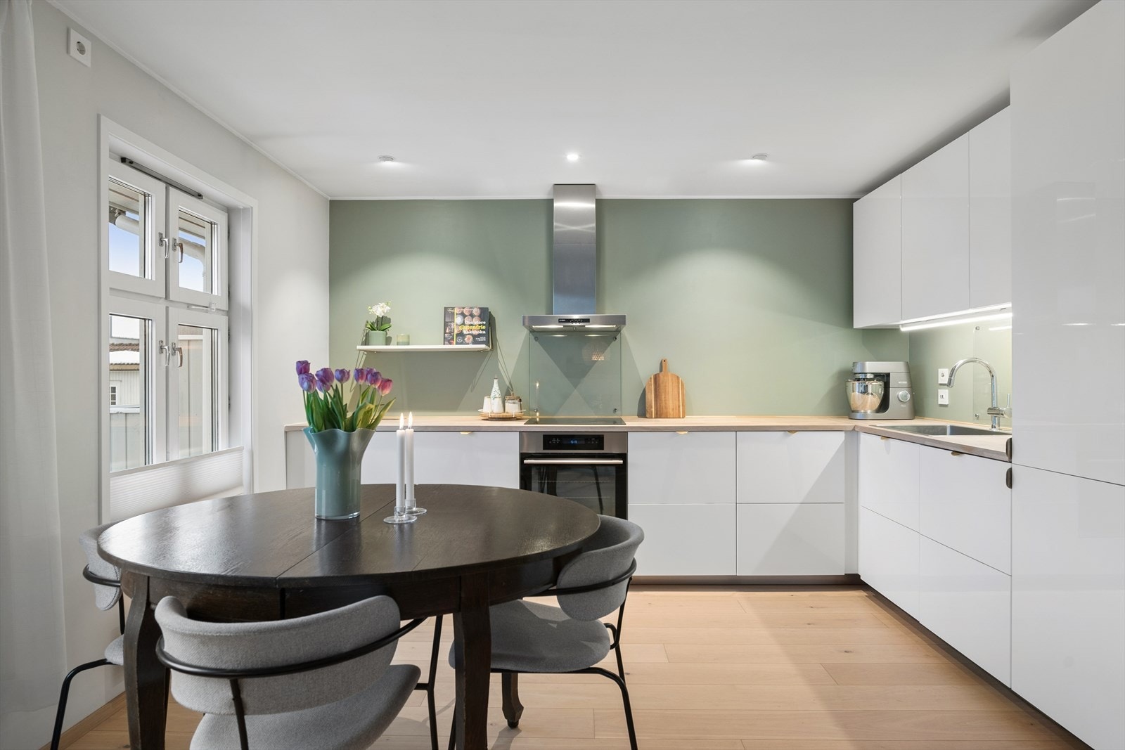 Spisegruppen tar plass i egen sone og inviterer til sosiale og hyggelige måltider med kjente og kjære. Galleribilde