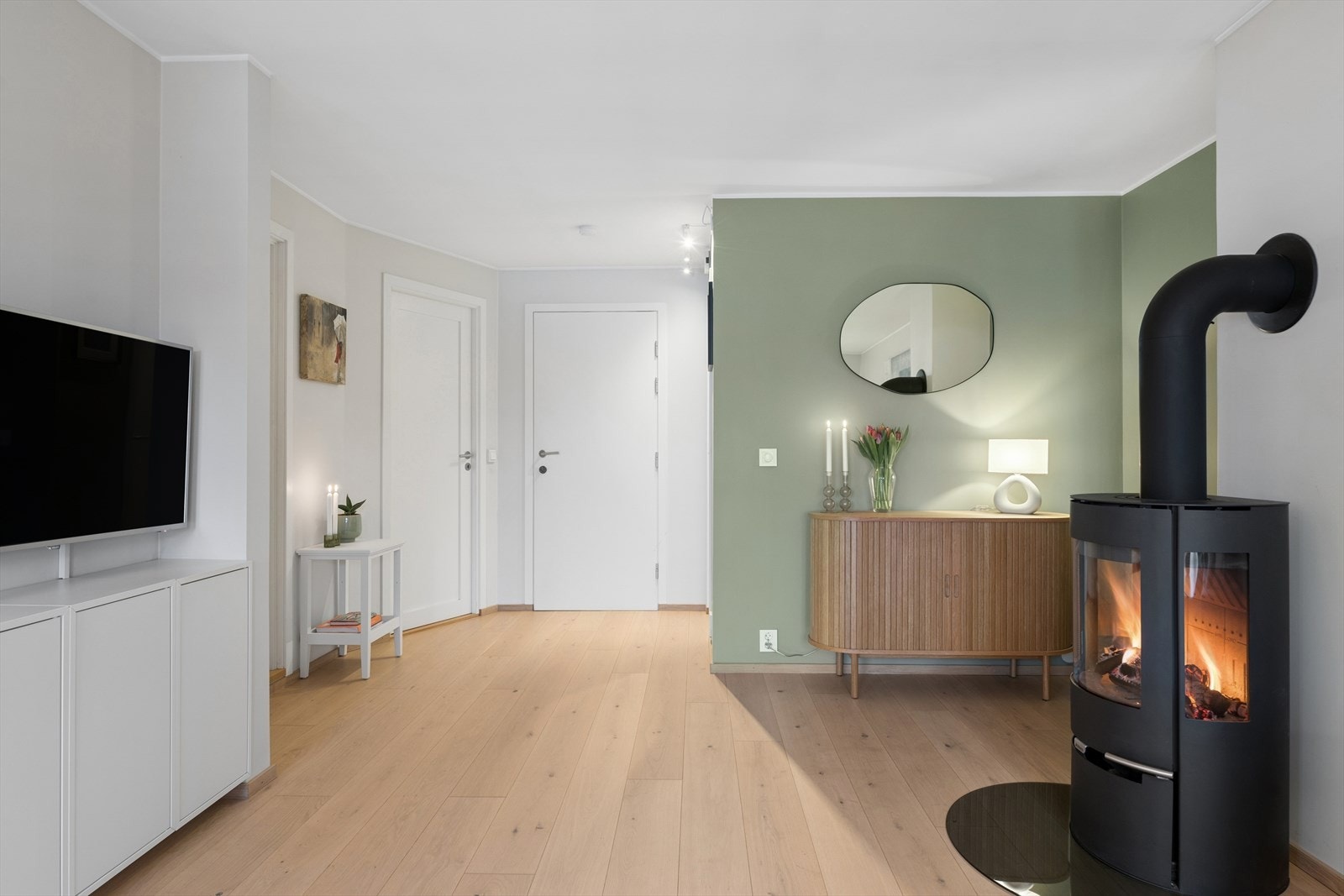 Vi beveger oss videre inn i en lys og svært innbydende stue. Galleribilde