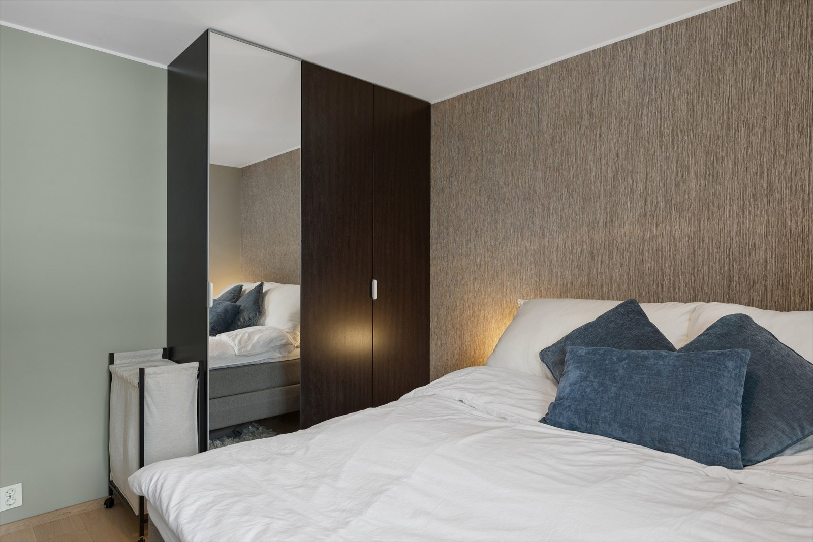 Rikelig med plass for dobbeltseng, nattbord og gode garderobeløsninger. Galleribilde