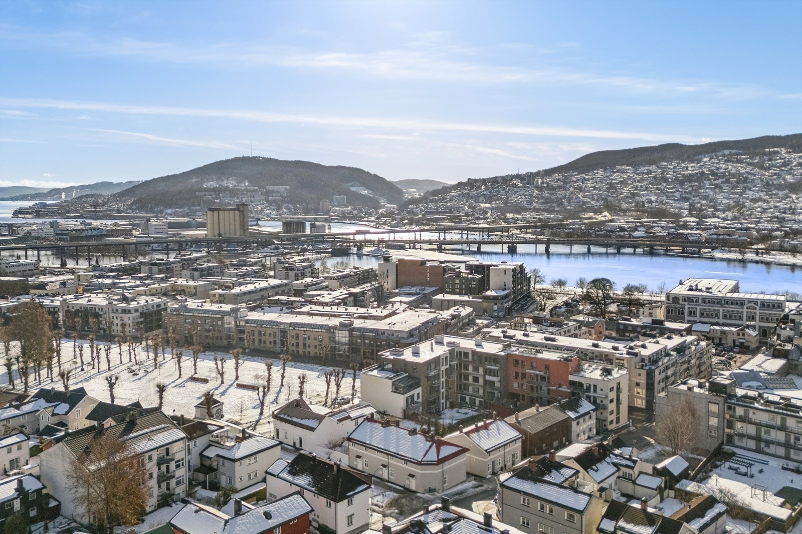 Like utenfor døren finner du fantastiske rekreasjonsmuligheter. Bragernesåsen byr på flotte turstier sommer som vinter, mens elvekanten frister med strandpromenade og bystrand - perfekt for late sommerdager og aktive ettermiddager. Galleribilde