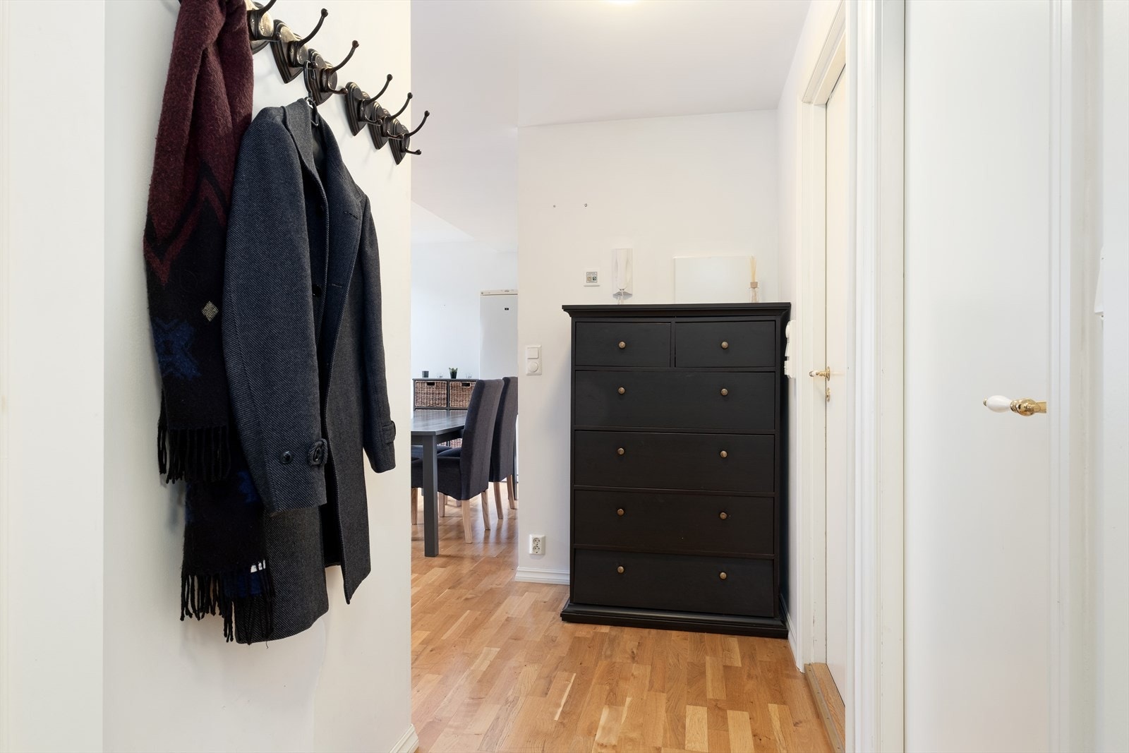 Velkommen inn! Her har du plass til å henge frå deg klede og setje frå deg sko. Galleribilde