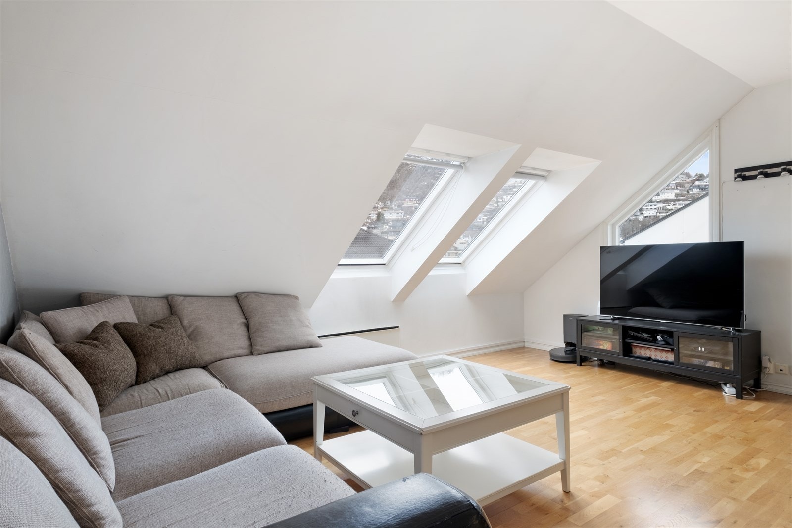 Golv av parkett og veggar av malte plater. Galleribilde